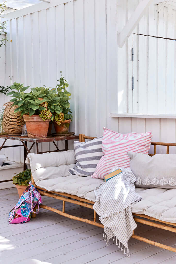 Koristetyyny Olivia, 60x60 punavalkoraidallinen Lene Bjerre Desing